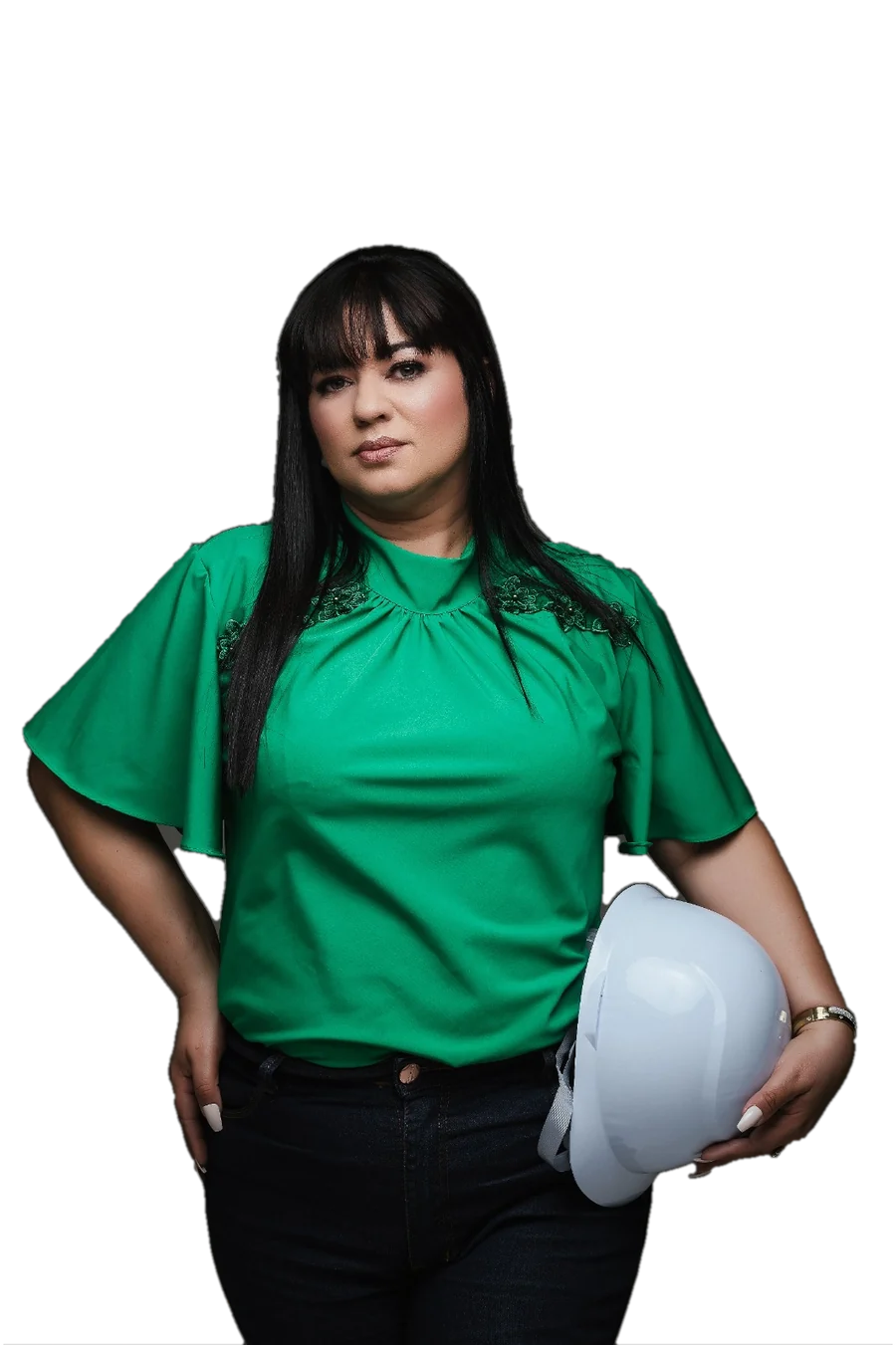 Engenheira Júlia Sousa com capacete branco de obra